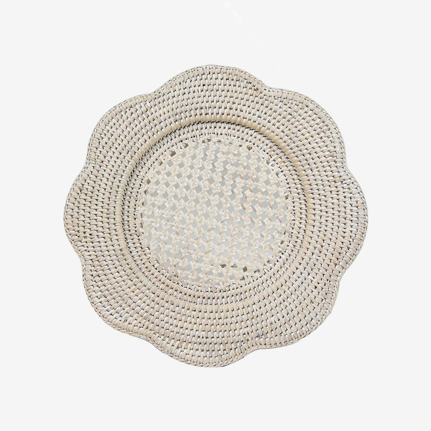 Caspari | Rattan Scallop Round Charger Plate