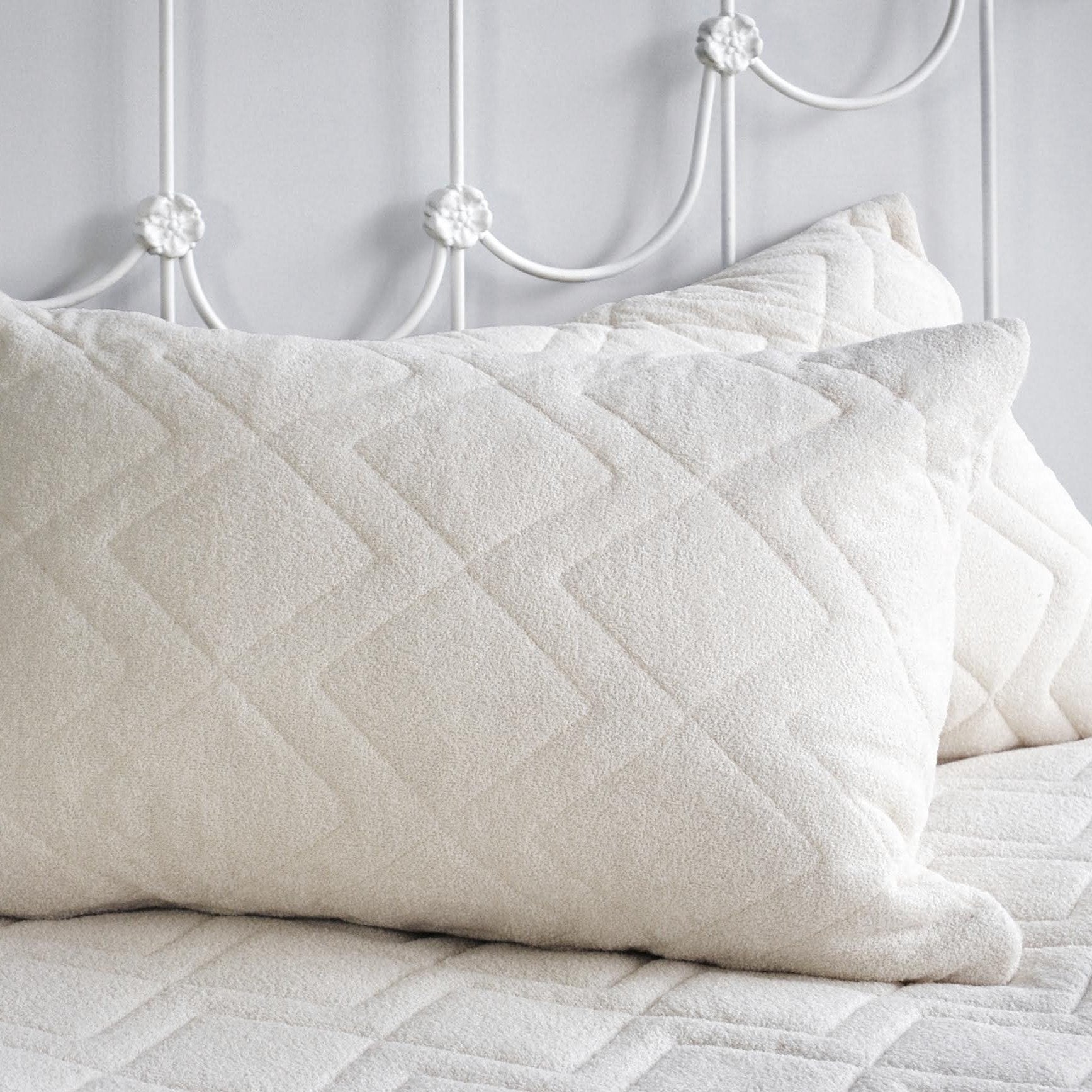 Maison Lipari St Dormeir Wool Pillow Protector Standard 20 x 28''  ST GENEVE.