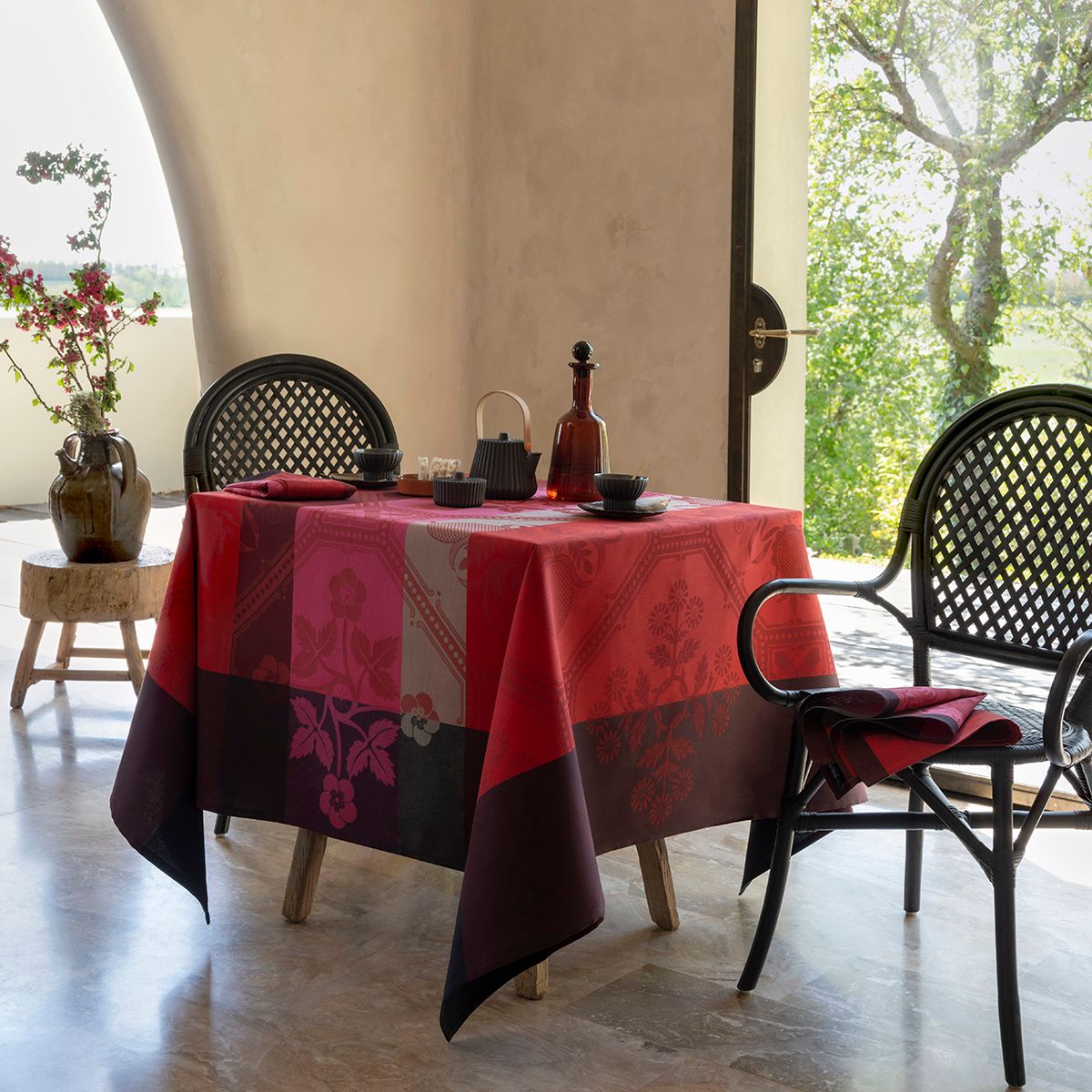 Le Jacquard Français | Nappe Enduite Hacienda - Rouge - 69"X126"