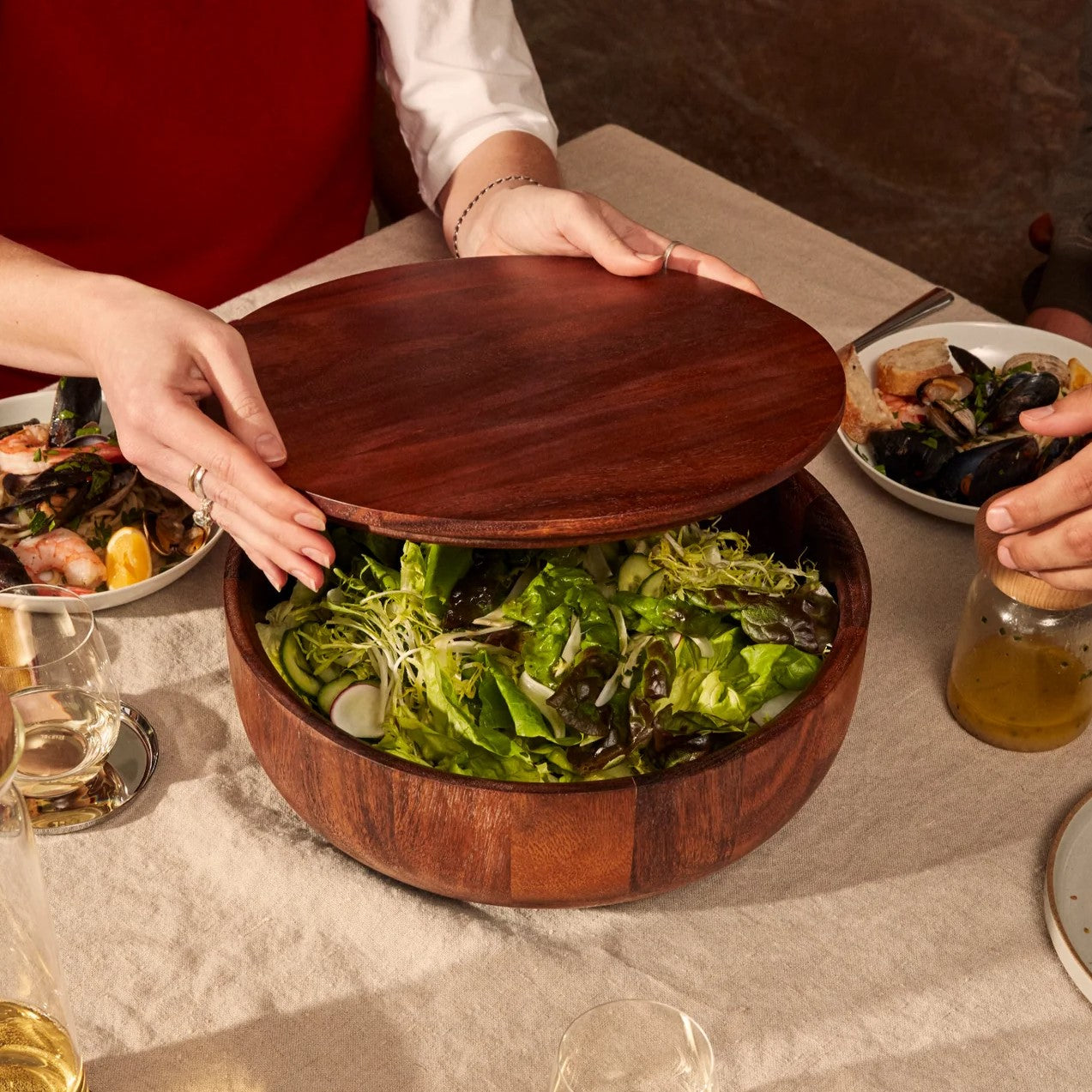 SERVING BOWLS & TRAYS